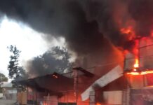 Жалал-Абадда дөңгөлөк сатуучу дүкөндөн өрт чыкты