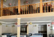 В Бишкеке хозяин кафе отключил свет, когда к нему пришел с проверкой санэпиднадзор