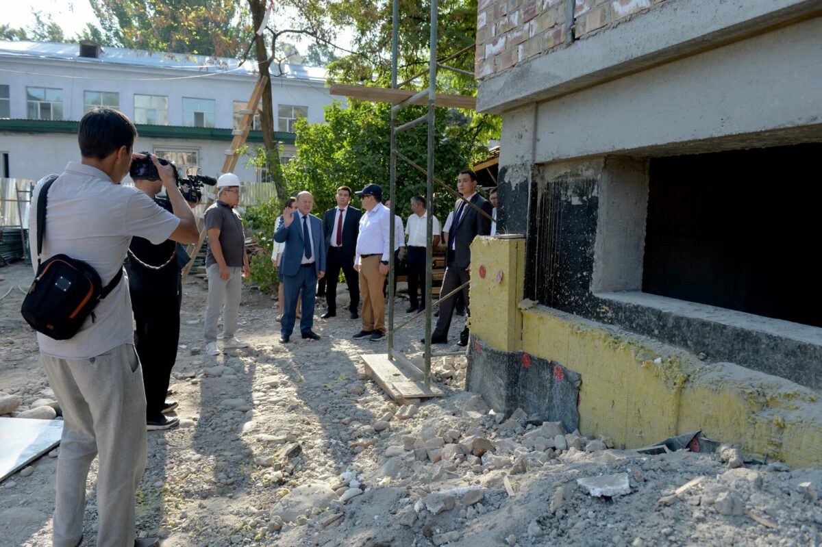 62f61cc58a18f Глава кабмина поручил ускорить строительство школ в Бишкеке
