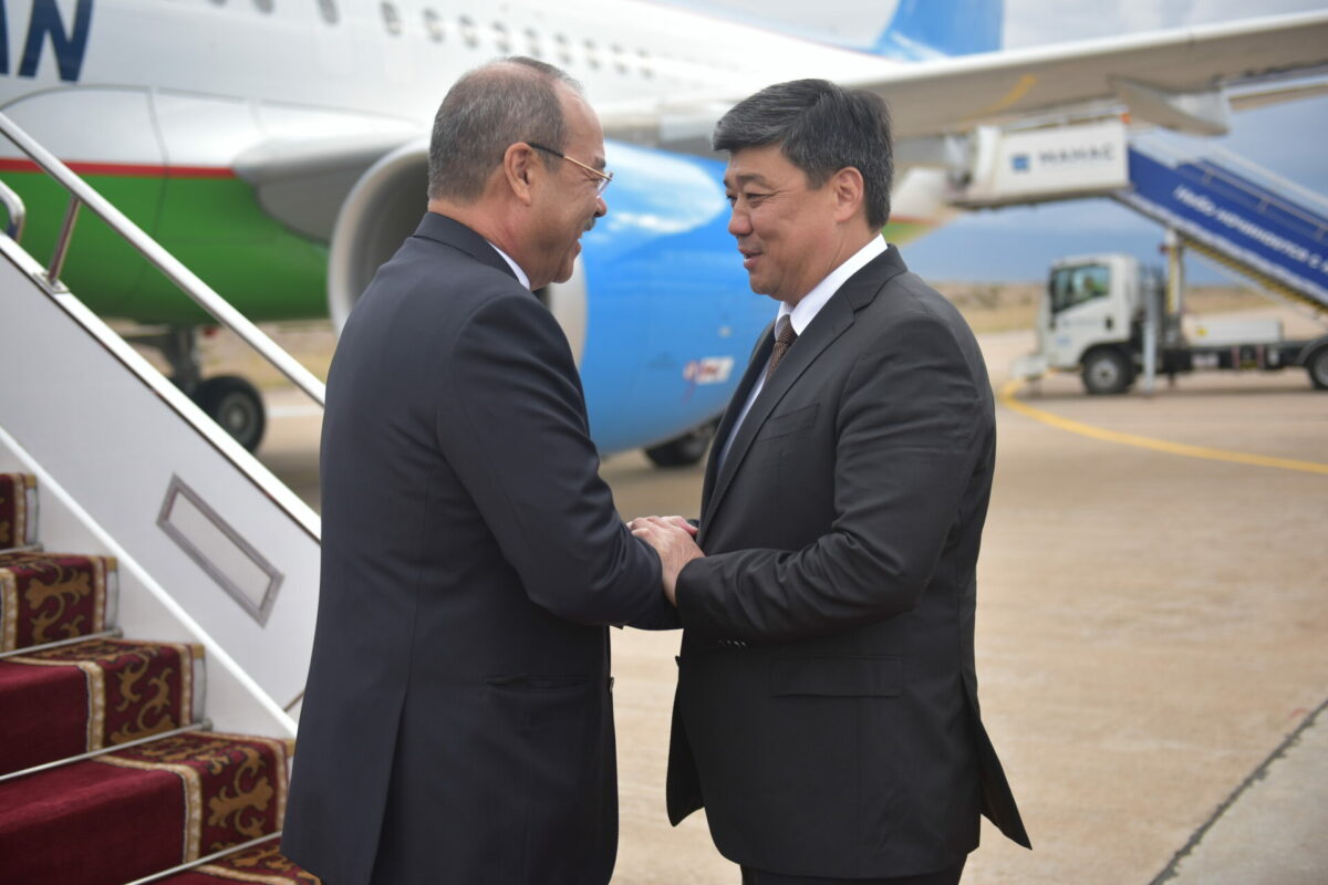 630840e6545fe В Кыргызстан прибыл премьер-министр Узбекистана Абдулла Арипов