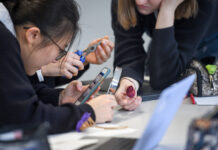 В школах Кыргызстана вводятся ограничения на пользование телефонами