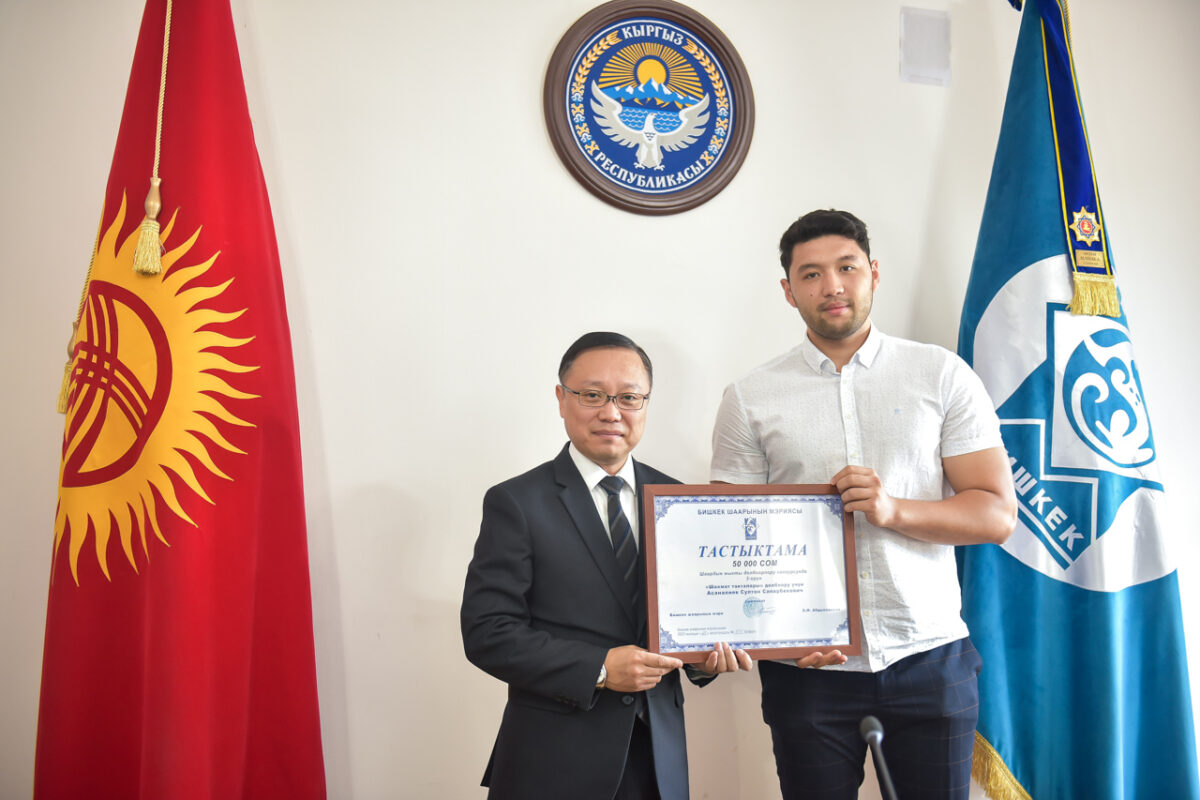 BEK 3960 В мэрии Бишкека наградили победителей Конкурса лучших городских проектов