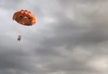 На Иссык-Куле парашют с отдыхающим оторвался от катера. Видео