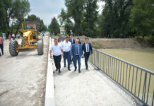 Мэр Бишкека показал журналистам, как строятся дороги на деньги КНР. ФОТО