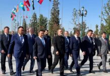 Улан Ниязбеков Ташкенттеги Эгемендүүлүк эстелигине гүл койду