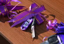 Өлкөнүн ички-тышкы коопсуздугу камсыз болбосо эч кимге батирдин деле кереги жок, – Садыр Жапаров УКМК кызматкерлерине батирлердин ачкычын берди