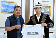 Садыр Жапаров встретился с чемпионом мира по боксу Дмитрием Биволом. ФОТО