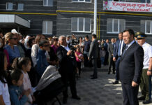 Садыр Жапаров вручил ключи от новых квартир сотрудникам ГКНБ. ФОТО