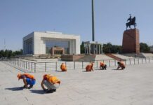 ФОТО ДНЯ. Сотрудники «Тазалыка» вручную отдирают жвачки с площади «Ала-Тоо»