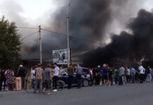 В Кара-Балте горит большой строительный магазин. ВИДЕО