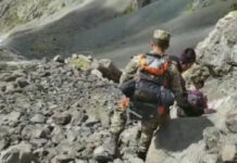 Туристы на Иссык-Куле уронили со скалы рюкзак с документами и деньгами. ВИДЕО