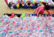 В КР детей в детсадах предлагают укладывать спать на матрасах вместо кроватей