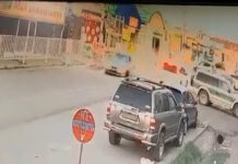 «БМВ» после ДТП сбила пятерых человек в Бишкеке. Момент попал на видео