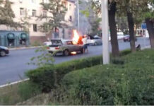 В центре Бишкека загорелась легковушка. ВИДЕО