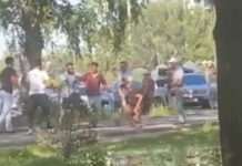 Возле ЦУМа в Бишкеке произошла массовая драка. Видео