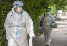 Минздрав рекомендует носить маски в местах массового скопления людей