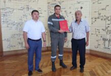 Сотрудника «Северэлектро» наградили за спасение тонувшего в быстротоке подростка