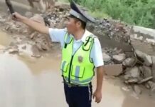 Работавшего по колено в грязи в Бооме сотрудника УОБДД наградили