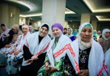 В Бишкеке женщинам передали платки от имени президента. ФОТО