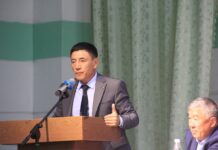 Нарында “Алтын сертификат” алган бүтүрүүчүнүн мугалимине унаа берилет