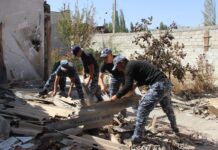 Сотрудники милиции Баткенской области помогают местным жителям навести порядок. Фото