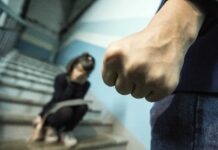 Изнасилованную 13-летнюю девочку избили в школе и сломали ей зубы