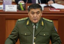 Камчыбек Ташиев депутаттарга жабык эшик артында маалымат берүүдө