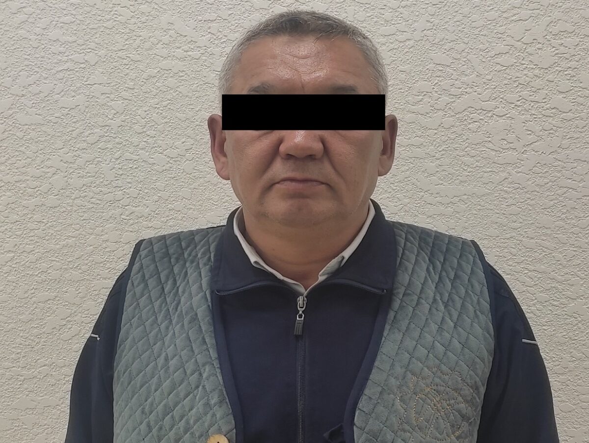12 Глава штаба застройщиков в Бишкеке пытался сжечь улики прямо во время задержания