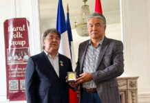 Посла КР во Франции Садыка Шер-Нияза наградили золотой медалью ТЮРКСОЙ