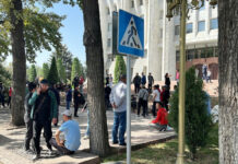 Конфликт на границе. У «Белого дома» в Бишкеке собираются люди