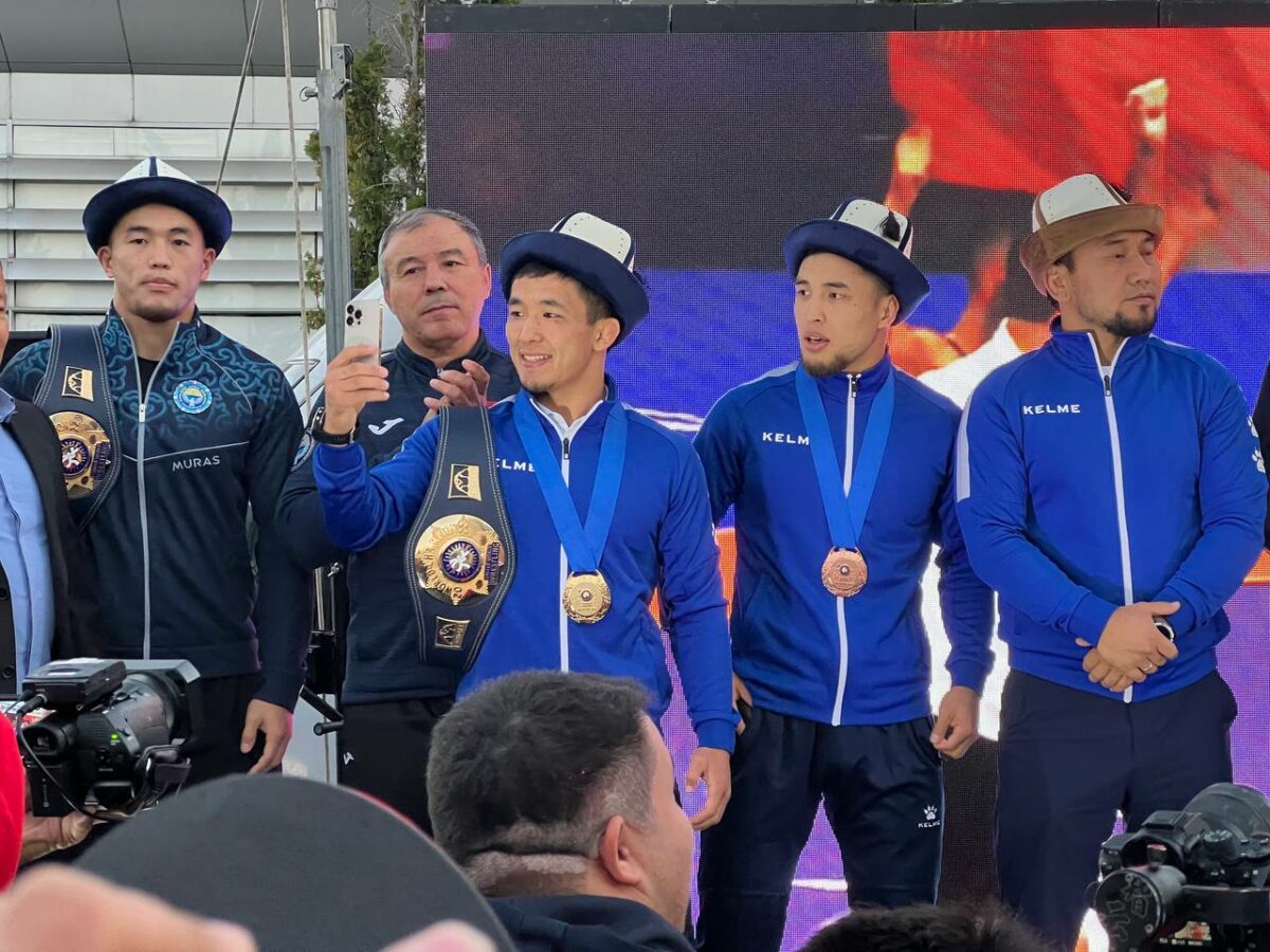 15 В Бишкеке торжественно встретили сборную КР по борьбе