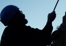 Спасатели на вертолёте спустили с горы туриста, сломавшего позвоночник в горах Баткена