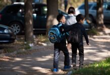 Минобраз: Администрация школы не имеет права не пускать ребенка на занятия из-за отсутствия формы