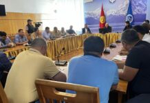 Ысык-Көл облусунун мамлекеттик кызматкерлери 1 күндүк маяналарын Баткен элине которот