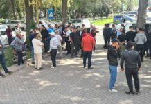 Ак үйдүн алдында бир топ жарандар чогулуп, митингге чыгышты