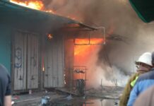 На Кудайбергене сгорело более 10 контейнеров. Пожар еще тушат