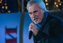 Валерий Меладзе на своем концерте почтил минутой молчания память погибших в баткенских событиях