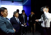 Акылбек Жапаров 5G технологиясына арналган көргөзмө павильонуна барды