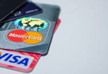 В Кыргызстане хотят разрешить выдавать банковские карты с 16 лет