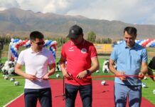 На берегу Иссык-Куля открыли футбольное поле международного стандарта