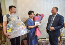 Мэр Бишкека вручил семье, где родилась тройня, материальную помощь