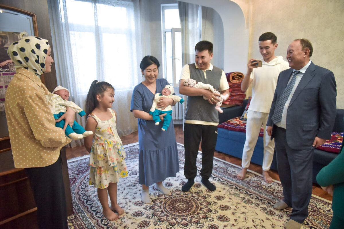 BEK 0355 Мэр Бишкека вручил семье, где родилась тройня, материальную помощь