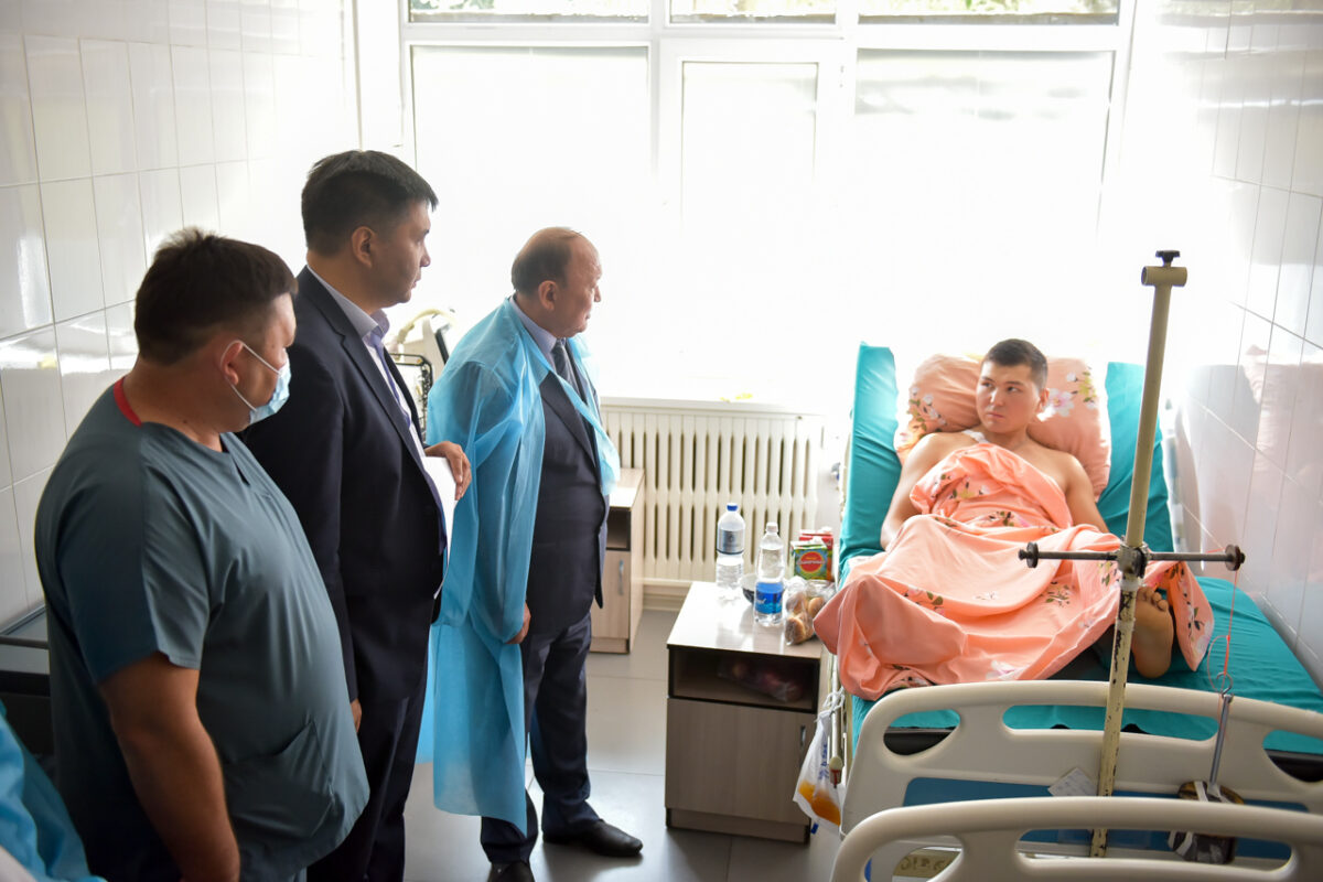 BEK 3261 Мэр Бишкека посетил пострадавших баткенцев. ФОТО