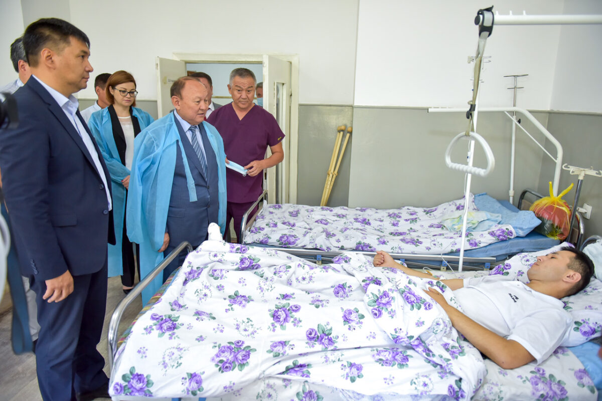 BEK 3306 Мэр Бишкека посетил пострадавших баткенцев. ФОТО