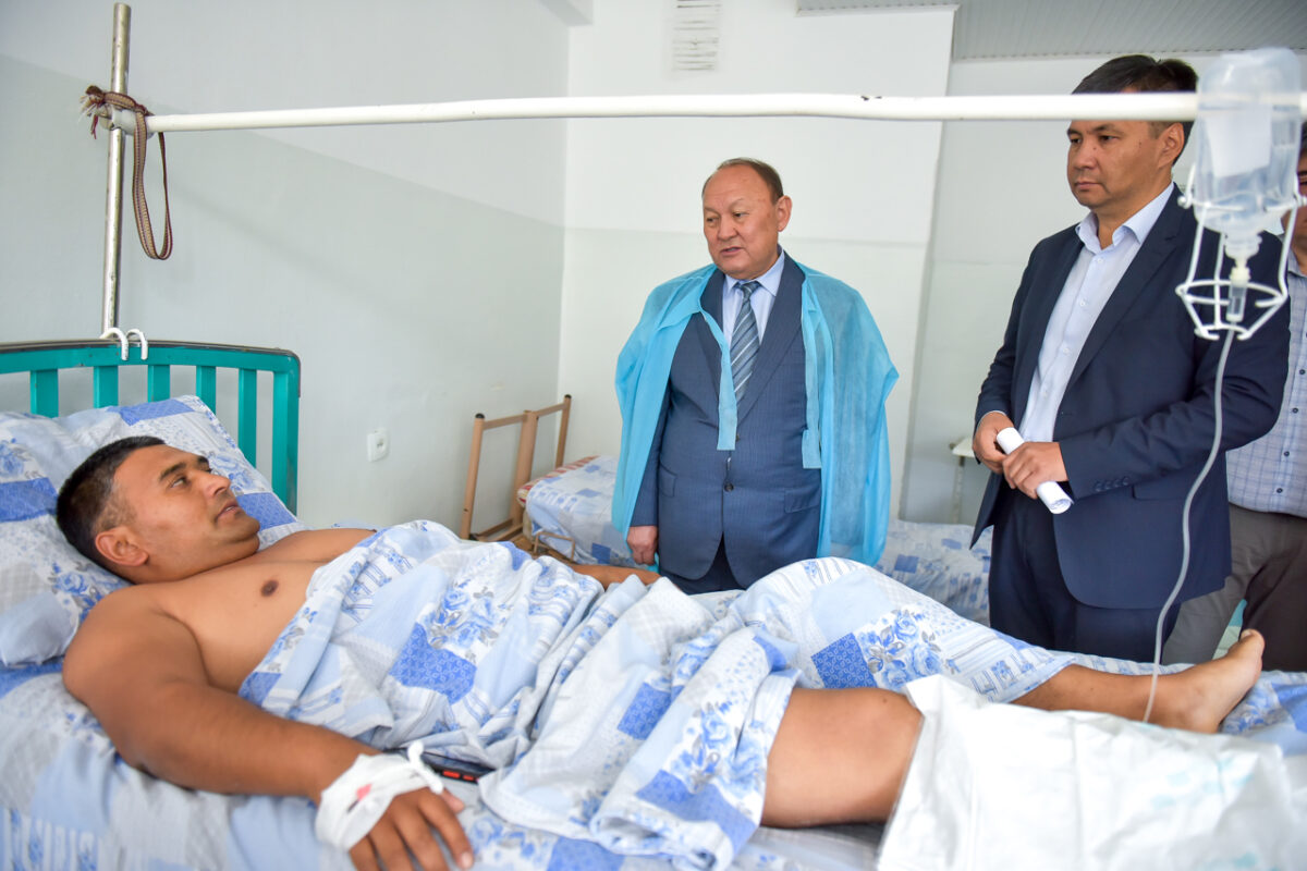 BEK 3383 Мэр Бишкека посетил пострадавших баткенцев. ФОТО