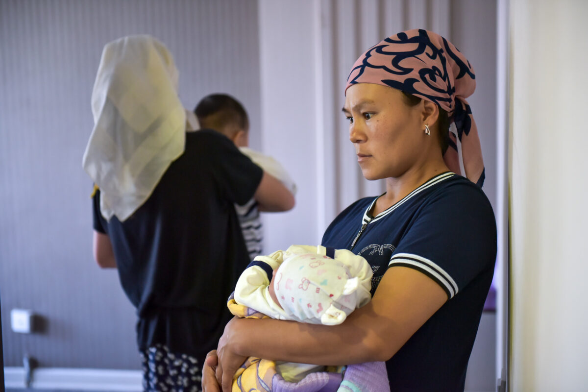 BEK 3526 Мэр Бишкека посетил пострадавших баткенцев. ФОТО