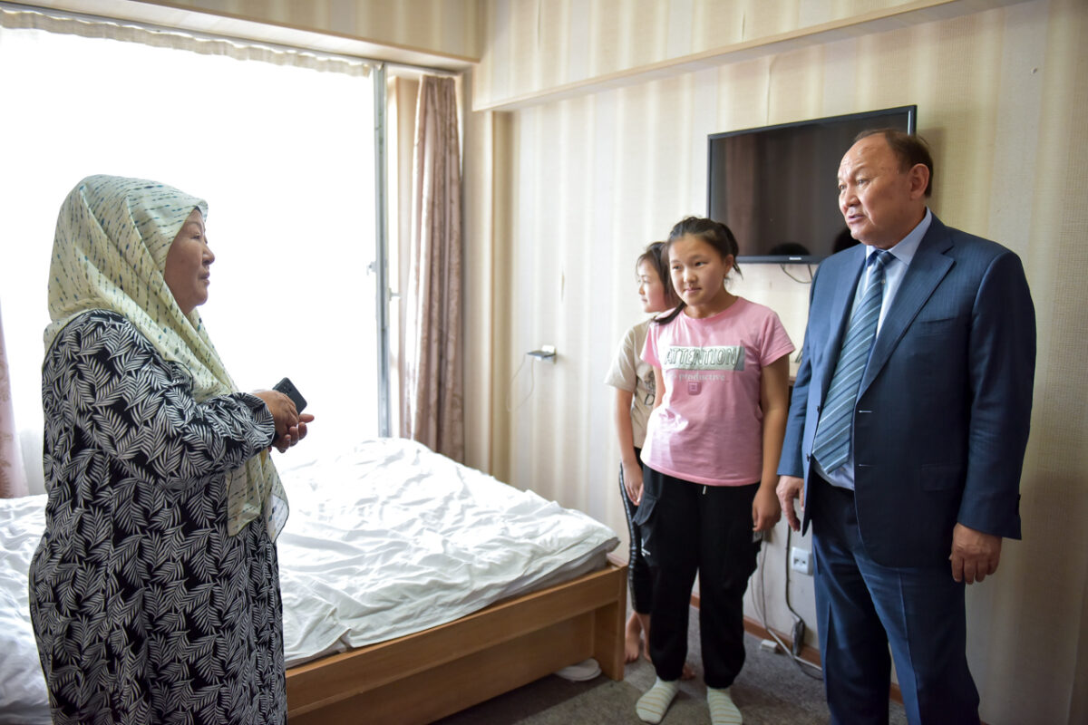 BEK 3553 Мэр Бишкека посетил пострадавших баткенцев. ФОТО