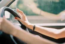 Жол эрежелерин бузгандарды айдоочулук күбөлүктөн ажыратуу тууралуу мыйзам долбоору биринчи окууда жактырылды