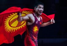 Садыр Жапаров поздравил Жоламана Шаршенбекова с победой на ЧМ по борьбе