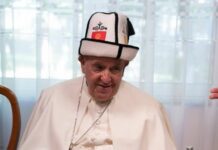 Фото дня: Папа Римский в кыргызском ак калпаке